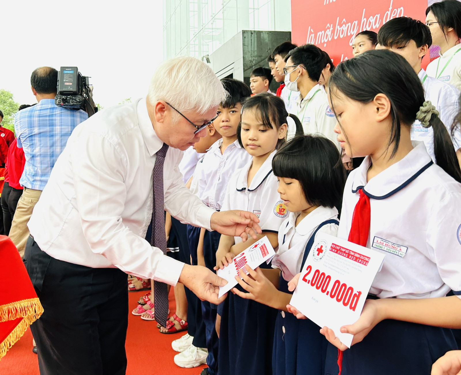 Bí thư Tỉnh ủy Nguyễn Văn Lợi trao tặng học bổng cho các em học sinh có hoàn cảnh khó khăn.